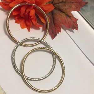 Bracelets set 3 pk. Gold and silver.